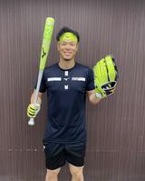 　オールスター仕様のバットとグラブを手に笑顔を見せる佐藤輝（ミズノ提供）