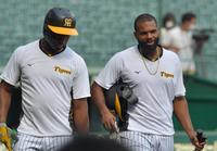 　ロハスと話しながらベンチに戻るロドリゲス（撮影・神子素慎一）