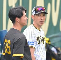 　試合前、浜地（左）に声をかける矢野監督（撮影・高部洋祐）