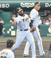 　試合前のシートノックで、大山（右）と共にファーストに入るロドリゲス（撮影・高部洋祐）