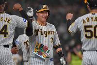 　４回、逆転２ランを放ち笑顔で生還する大山（撮影・神子素慎一）