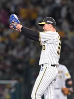 　６回、牧の大きな打球を処理した近本をたたえる青柳（撮影・北村雅宏）