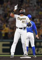 　７回、適時二塁打を放ち、天を見上げるロドリゲス（撮影・北村雅宏）