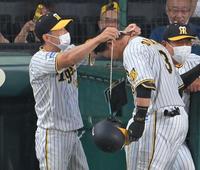 　４回、逆転２ランを放った大山（右）にメダルを授与する矢野監督（撮影・高部洋祐）