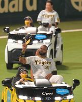 　大山（奥）と共に、リリーフカーからスタンドに手を振るロドリゲス（撮影・高部洋祐）