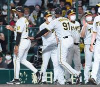 　勝利し、ロドリゲスを迎える矢野監督（中央）＝撮影・北村雅宏