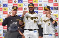 　ガッツポーズする（左から）青柳、ロドリゲス、大山（撮影・神子素慎一）