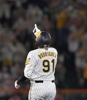 　７回、２点適時二塁打を放ったロドリゲスは塁上で天を指さす（撮影・神子素慎一）