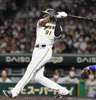 　７回、適時二塁打を放つロドリゲス（撮影・北村雅宏）