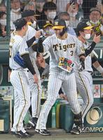 　４回、逆転２ランを放ち、青柳（左）とタッチを交わす大山（撮影・高部洋祐）