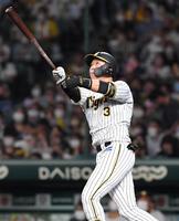 　４回、逆転となる２ランを放つ大山（撮影・北村雅宏）