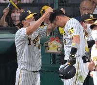 　６回、２ランを放った佐藤輝（右）にメダルを授与する矢野監督（撮影・高部洋祐）