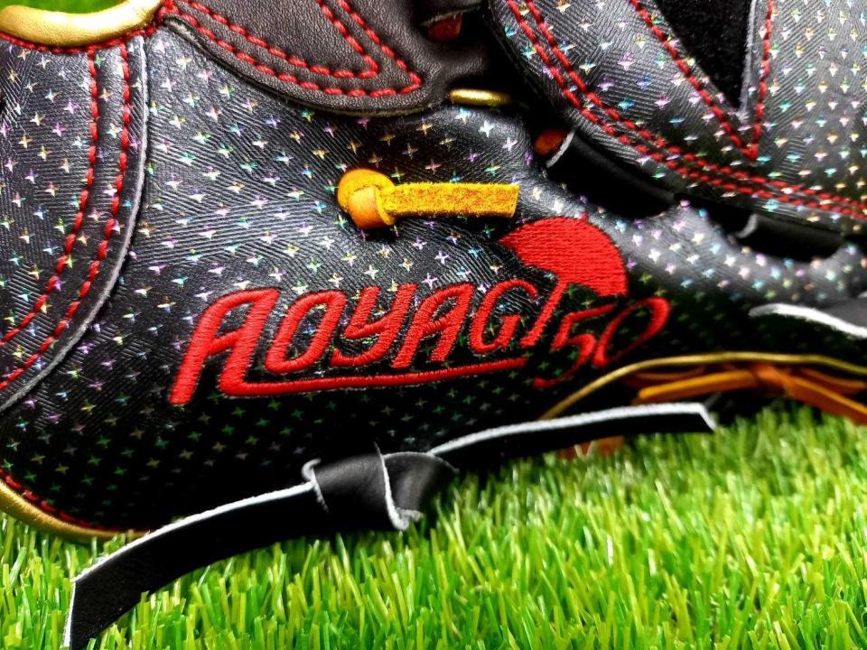 　青柳の球宴用グラブには「あめやぎさん」にちなみ傘の刺繍が（ＺＥＴＴ提供）