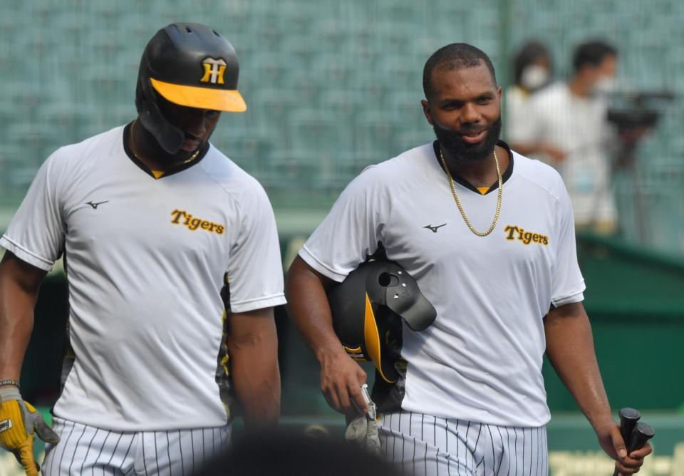 　ロハスと話しながらベンチに戻るロドリゲス（撮影・神子素慎一）