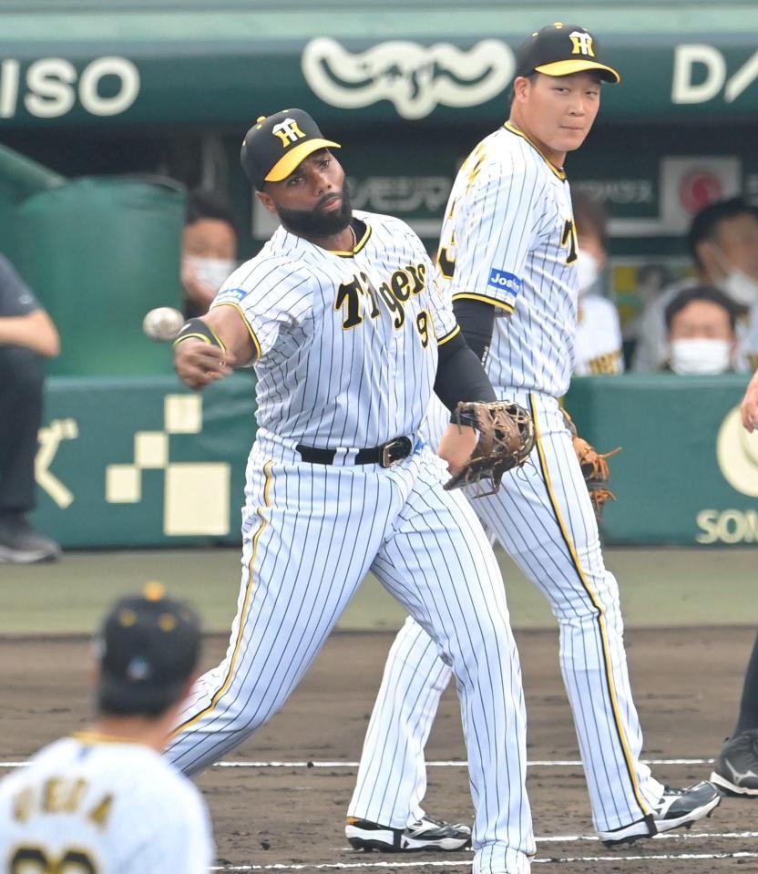 　試合前のシートノックで、大山（右）と共にファーストに入るロドリゲス（撮影・高部洋祐）