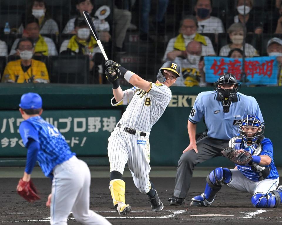 　６回、２ランを放つ佐藤輝（撮影・高部洋祐）