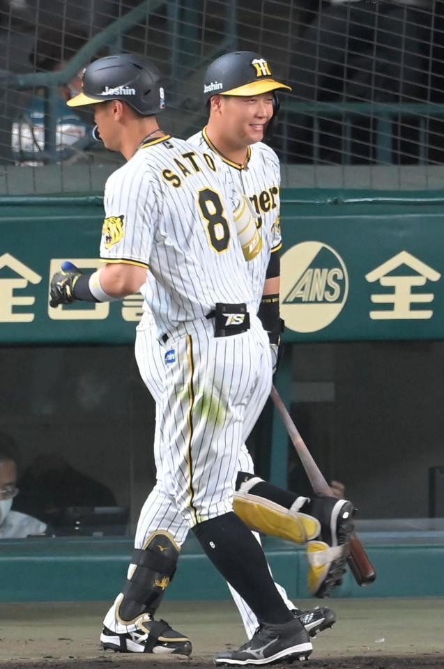 　６回、２ランを放った佐藤輝（手前）を笑顔で迎える大山（撮影・高部洋祐）