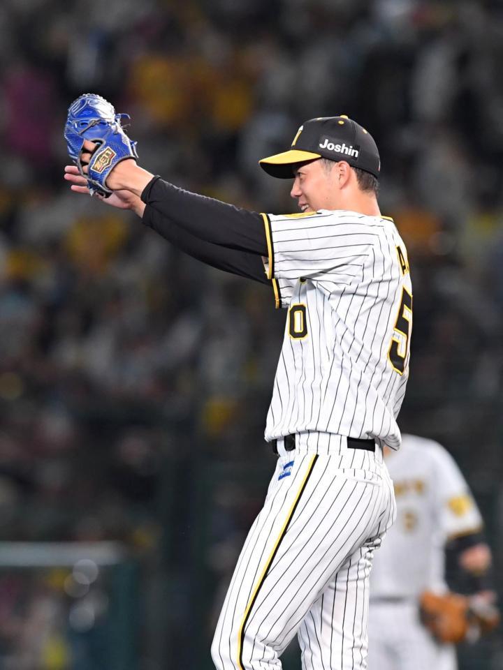 　６回、牧の大きな打球を処理した近本をたたえる青柳（撮影・北村雅宏）