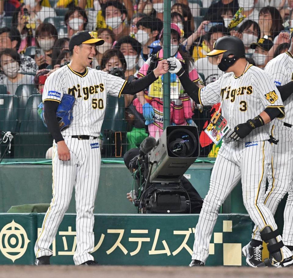 　４回、逆転２ランを放った大山を迎える青柳（左）＝撮影・北村雅宏