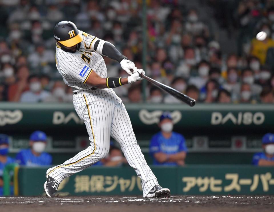 　７回、２点適時二塁打を放つロドリゲス（撮影・神子素慎一）