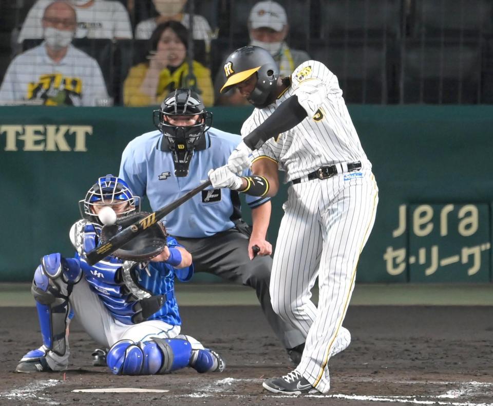 　７回、２点適時二塁打を放つロドリゲス（撮影・高部洋祐）