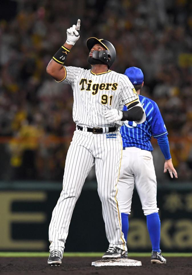 　７回、適時二塁打を放ち、天を見上げるロドリゲス（撮影・北村雅宏）