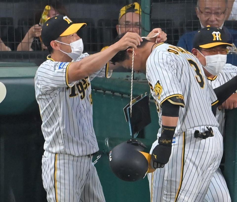 　４回、逆転２ランを放った大山（右）にメダルを授与する矢野監督（撮影・高部洋祐）