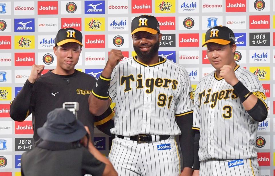 　ガッツポーズする（左から）青柳、ロドリゲス、大山（撮影・神子素慎一）