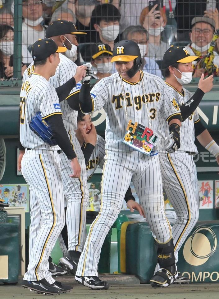 　４回、逆転２ランを放ち、青柳（左）とタッチを交わす大山（撮影・高部洋祐）