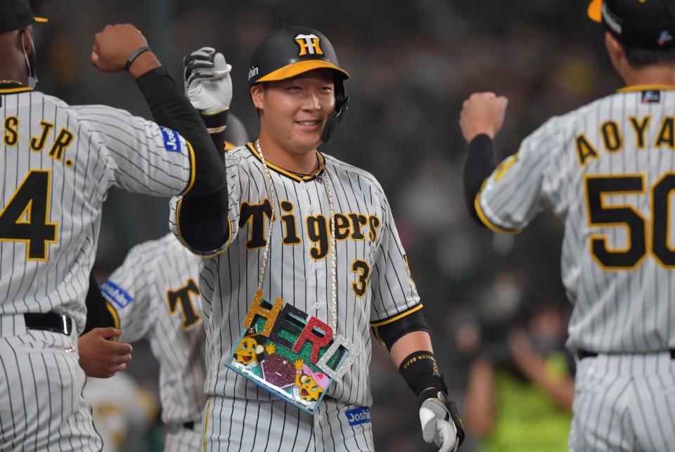 　４回、逆転２ランを放ち笑顔で生還する大山（撮影・神子素慎一）