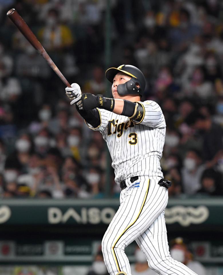 　４回、逆転となる２ランを放つ大山（撮影・北村雅宏）