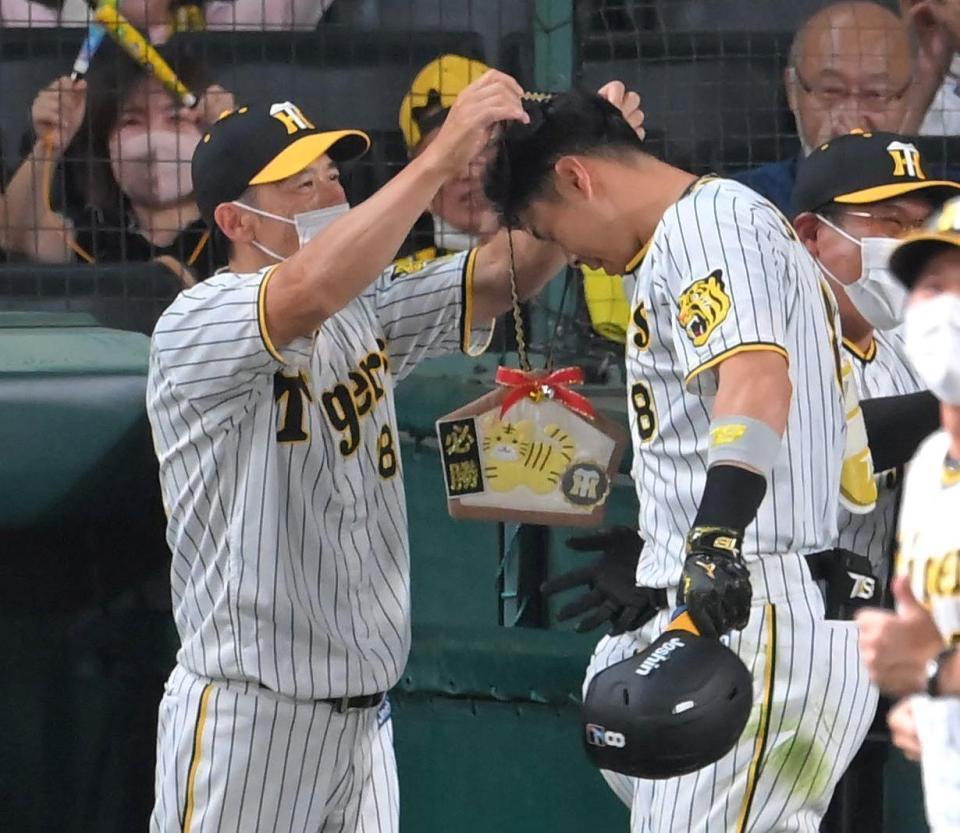 　６回、２ランを放った佐藤輝（右）にメダルを授与する矢野監督（撮影・高部洋祐）