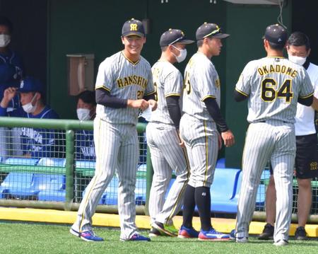 　グラウンドに立ち、笑顔を見せる森木（手前）ら阪神選手（撮影・吉澤敬太）