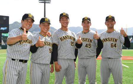 　練習前に撮影に応じる（左から）平田２軍監督、藤田、森木、遠藤、岡留（撮影・石井剣太郎）