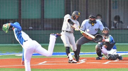 　１回、日本ハム・達（左）から先頭打者本塁打を放つ阪神・遠藤（撮影・吉澤敬太）