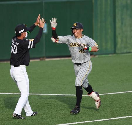 　１回、右越えに先制ソロを放ち塁を回る阪神・遠藤