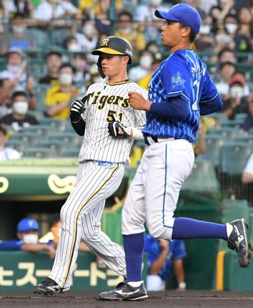 　１回、今永（右）の暴投で生還する中野（撮影・北村雅宏）