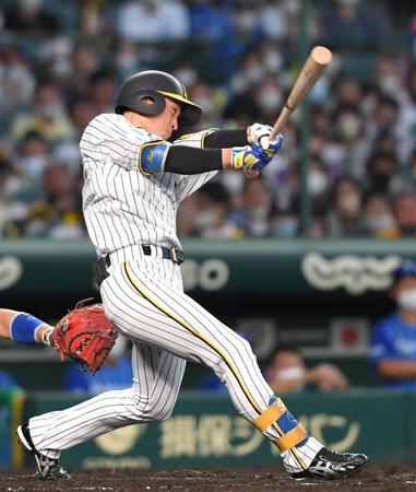 　３回、適時打を放つ近本（撮影・北村雅宏）