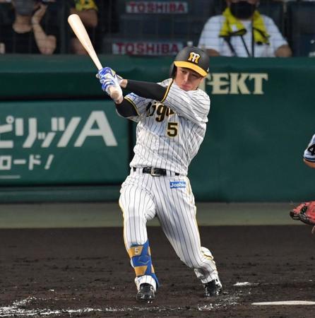 　３回、適時打を放つ近本（撮影・神子素慎一）