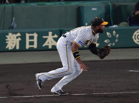 　４回、桑原の打球を好捕したロドリゲス（撮影・神子素慎一）