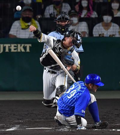 　７回、二塁に送球する梅野。打者・嶺井（撮影・神子素慎一）