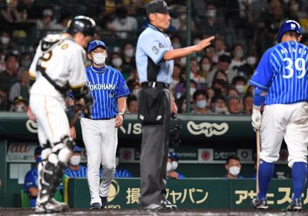 　７回、嶺井（右）が守備妨害を犯し、確認のためベンチを出た三浦監督（左から２人目）＝撮影・北村雅宏
