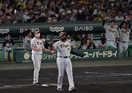 　８回、適時打を放ち喜ぶロドリゲス（撮影・神子素慎一）