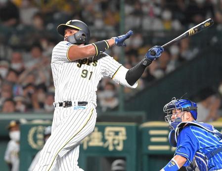 　８回、適時打を放つロドリゲス（撮影・高部洋祐）