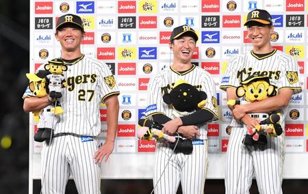 　お立ち台で笑顔を見せる（左から）伊藤将、近本、湯浅（撮影・北村雅宏）