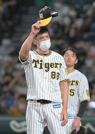 　ＤｅＮＡに勝利し、スタンドに向かって手を振る矢野監督（撮影・高部洋祐）