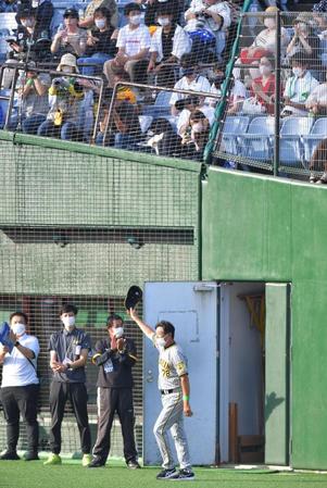 　地元長崎のファンから大きな拍手を浴び、開会式に登場した阪神・平田２軍監督（撮影・吉澤敬太）
