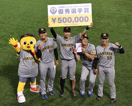 　試合後、撮影に応じる（左から）阪神の岡留、遠藤、森木、藤田（撮影・石井剣太郎）