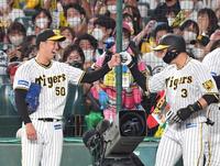 　４回、逆転２ランを放った大山（右）を迎える青柳（撮影・北村雅宏）