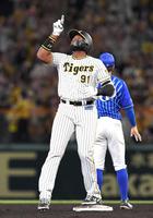　７回、適時二塁打を放ち、天を指さすロドリゲス（撮影・北村雅宏）